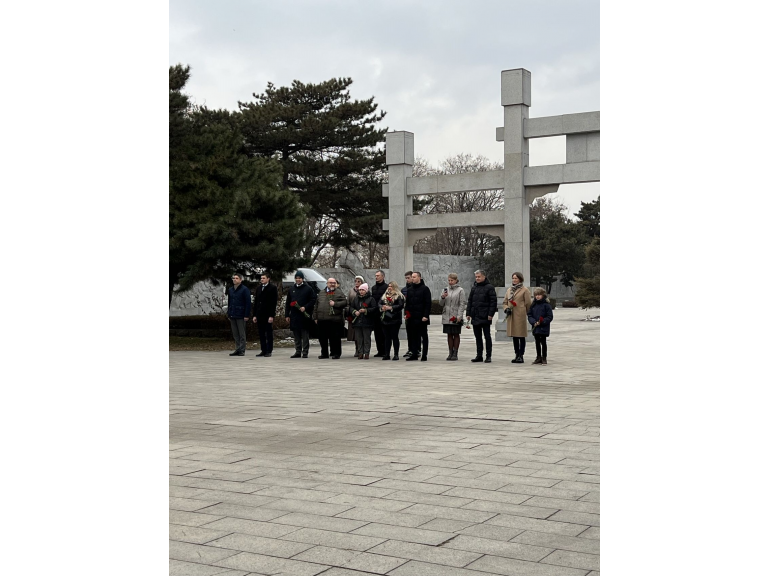 Возложение к мемориалу в Шэньяне