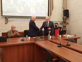 Посол А.И.Денисов передал Национальную премию КНР заведующему отделом Китая ИВ РАН А.И.Кобзеву Посол А.И.Денисов передал Национальную премию КНР заведующему отделом Китая ИВ РАН А.И.Кобзеву