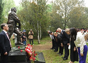 В Пекине почтили память советских летчиков-добровольцев